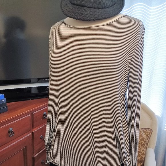 👉Just in! Ann Taylor Loft, sz Medium, soft-spun, stretchy top - Picture 1 of 7